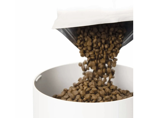 Djurmat fylls i en foderautomat för husdjur