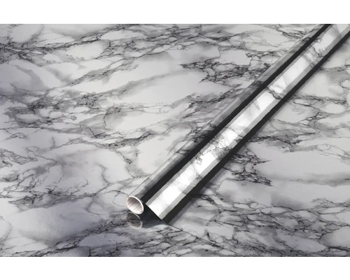 Dekorativ folie med marmorlook upprullad.