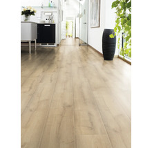 Ljust laminatgolv i en hall med möbler och dekorationer.