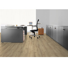 Kontor med skrivbord, kontorsstol, rullcontainer och laminatgolv
