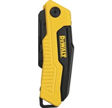 DeWalt logotyp på en fällkniv