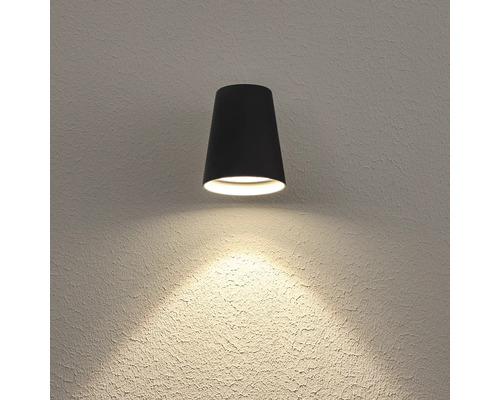 Vägglampa med konformad lampskärm