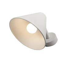 Vit vägglampa med konform och vridbart huvud.