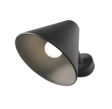 Svart vägglampa med konform och integrerad glödlampa.