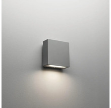 Fyrkantig vägglampa av metall på väggen