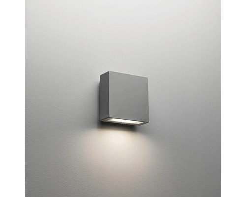 Fyrkantig vägglampa av metall på väggen