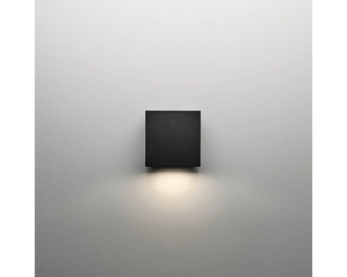 Fyrkantig vägglampa för belysning av interiörer