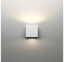 Fyrkantig vit vägglampa på väggen