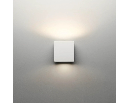 Fyrkantig vit vägglampa på väggen