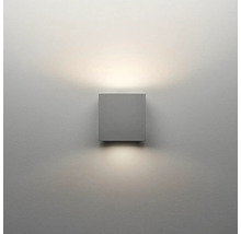 Fyrkantig vägglampa i metall på en vägg