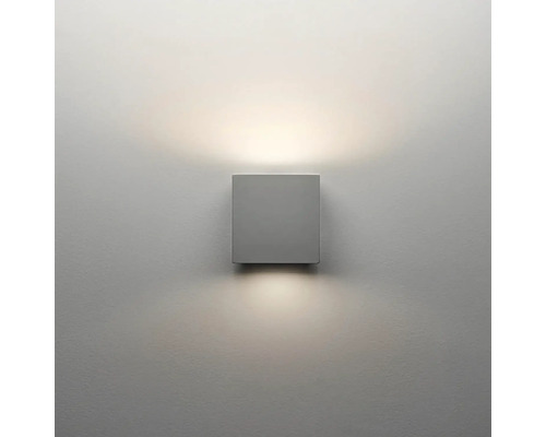 Fyrkantig vägglampa i metall på en vägg