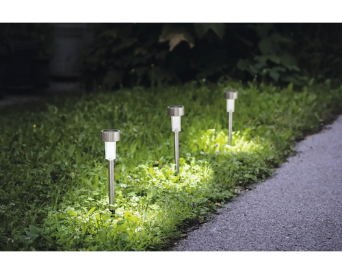 Solarlampor för trädgårdsbelysning längs en gångväg