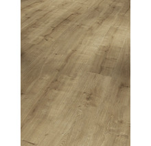 Ljust laminatgolv med träutseende.