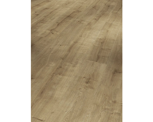 Ljust laminatgolv med träutseende.