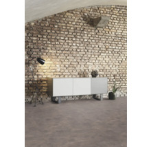 Interiör med skänk, golvlampa och tegelvägg för en modern vardagsrumsdesign.