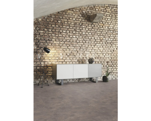 Interiör med skänk, golvlampa och tegelvägg för en modern vardagsrumsdesign.