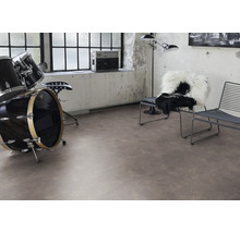 Scen med trumset, stolar och golvbeläggning i ett rum med ett stort fönster.