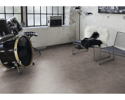 Scen med trumset, stolar och golvbeläggning i ett rum med ett stort fönster.