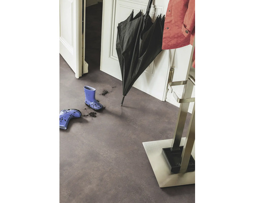 Hall med smuts, paraply, jacka, skohylla och gummistövlar på golvet