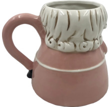 Keramisk mugg i form av en figur med ett handtag