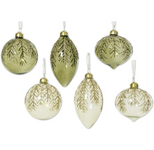 Julgranskulor i olika former med mönster av grangrenar