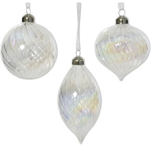 Tre iriserande julgranskulor med spiralformade mönster