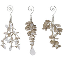 Tre dekorativa mistelupphängen med blad och dekorativa stenar för festliga dekorationer