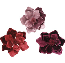 Tre konstgjorda blomhuvuden av textil