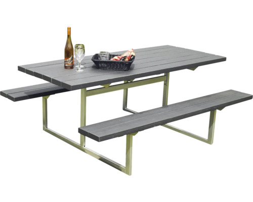 Grått picknickbord med drycker och snacks