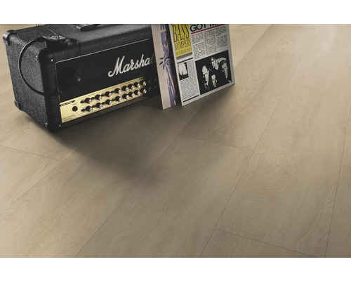 Golvbeläggning med förstärkare och tidning