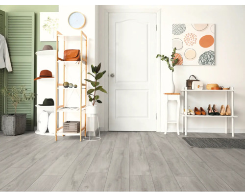 Hall med ljust laminatgolv, skohylla och hyllsystem