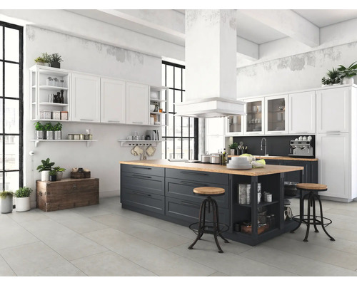 Ljust kök i loftstil med köksö, vita skåp och hyllor