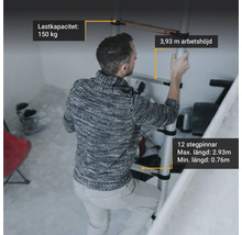 En person klättrar på en teleskopisk stege med en maximal arbetshöjd på 3,93 meter och en lastkapacitet på 150 kilogram. Stegen har tolv stegpinnar och en maximal längd på 2,93 meter och en minsta längd på 0,76 meter.
