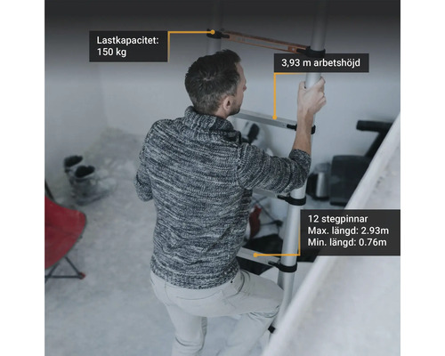 En person klättrar på en teleskopisk stege med en maximal arbetshöjd på 3,93 meter och en lastkapacitet på 150 kilogram. Stegen har tolv stegpinnar och en maximal längd på 2,93 meter och en minsta längd på 0,76 meter.