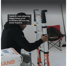 En person använder en multifunktionell stege med mjukstängningsteknik.