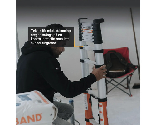 En person använder en multifunktionell stege med mjukstängningsteknik.