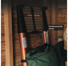 Teleskopisk stege med platsbesparande design, förvarad inomhus