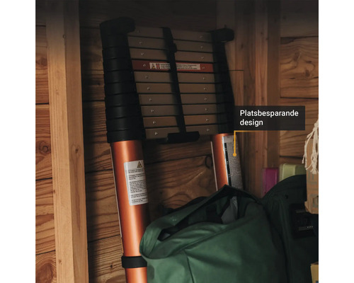 Teleskopisk stege med platsbesparande design, förvarad inomhus