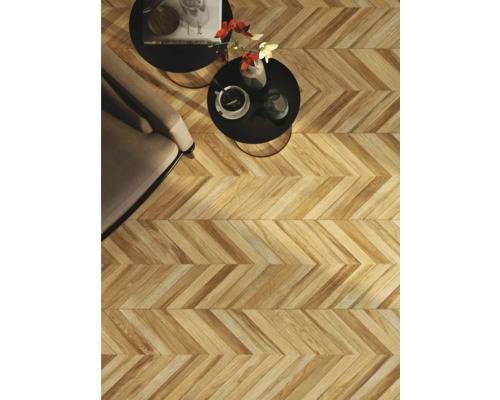 Interiör med golvplattor i fiskbensmönster, bord och fåtölj