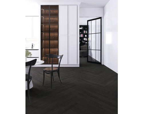 Interiör med svart fiskbensparkett, stolar och skåp