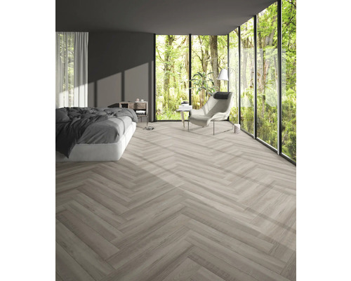 Sovrum med fönster och fiskbensmönstrat golv