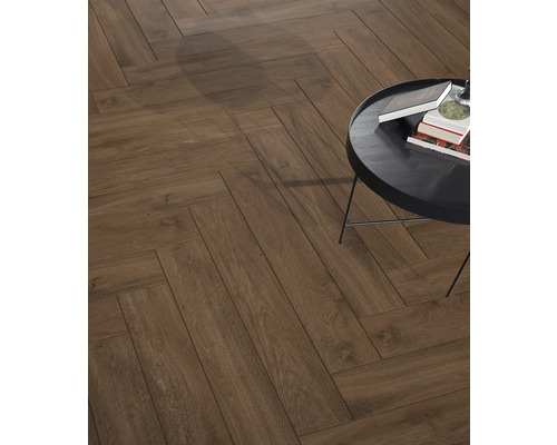 Golvplattor lagda i fiskbensmönster