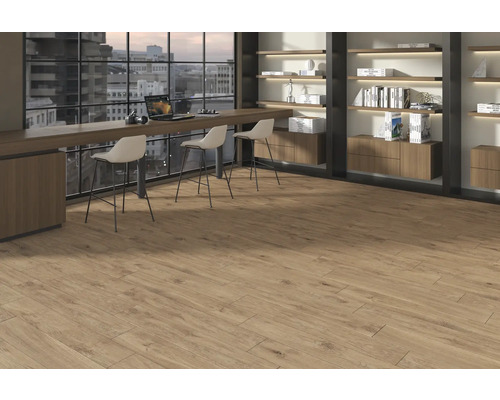 Ljust rum med trägolv, bänk, barstolar, bokhylla och fönster med utsikt över staden