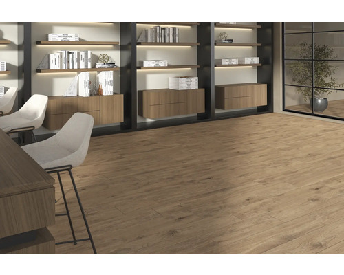 Ljust rum med trägolv, bokhyllor och vita stolar