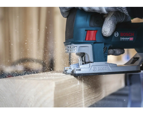 Bosch sticksåg skär trä, spån flyger