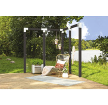 Miljö med en pergola på en träterrass, med trädgårdsmöbler och blomlådor