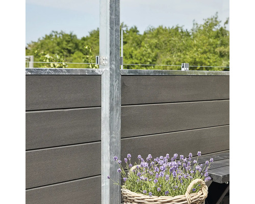 WPC insynsskydd med metallstolpar och dekoration