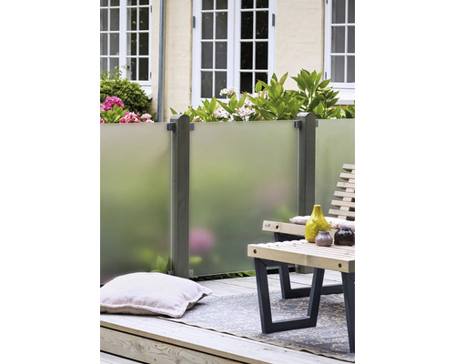 Terrass med insynsskydd, bänk och dekoration