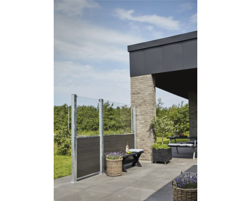 Terrass med vindskydd av glas och trä, sittbänk och dekoration