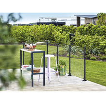 Trädgårdsscen med bar, stol och glasstaket på en träaltan